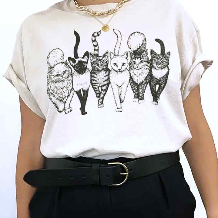 猫ギャングのイラストがプリントされたTシャツの着衣写真3