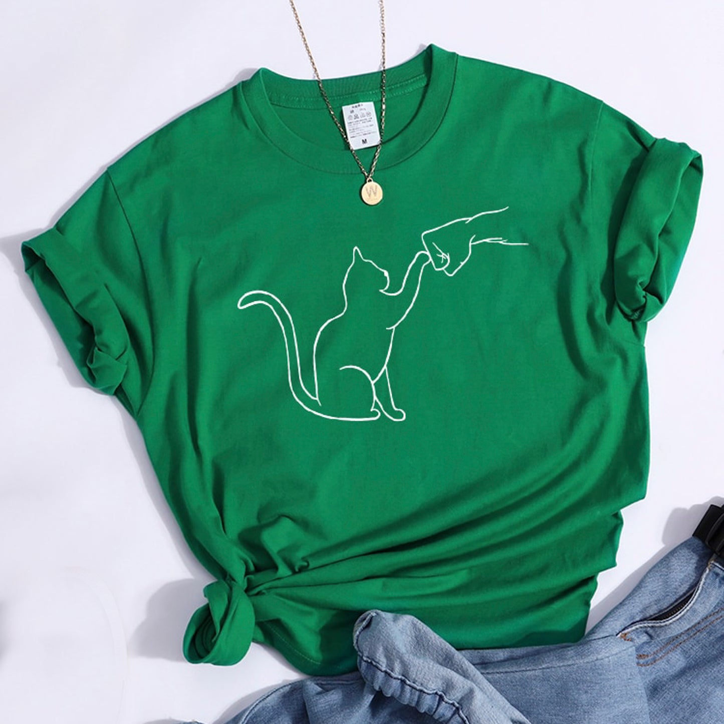 グータッチする猫のイラストがプリントされたTシャツのグリーン