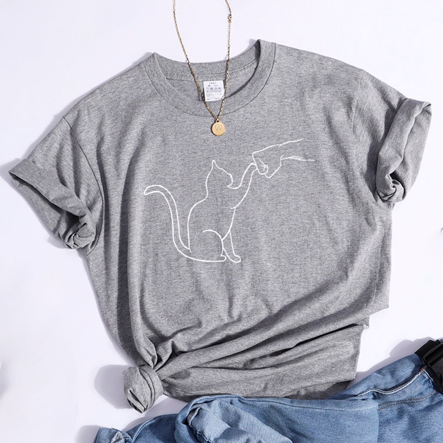 グータッチする猫のイラストがプリントされたTシャツのグレー