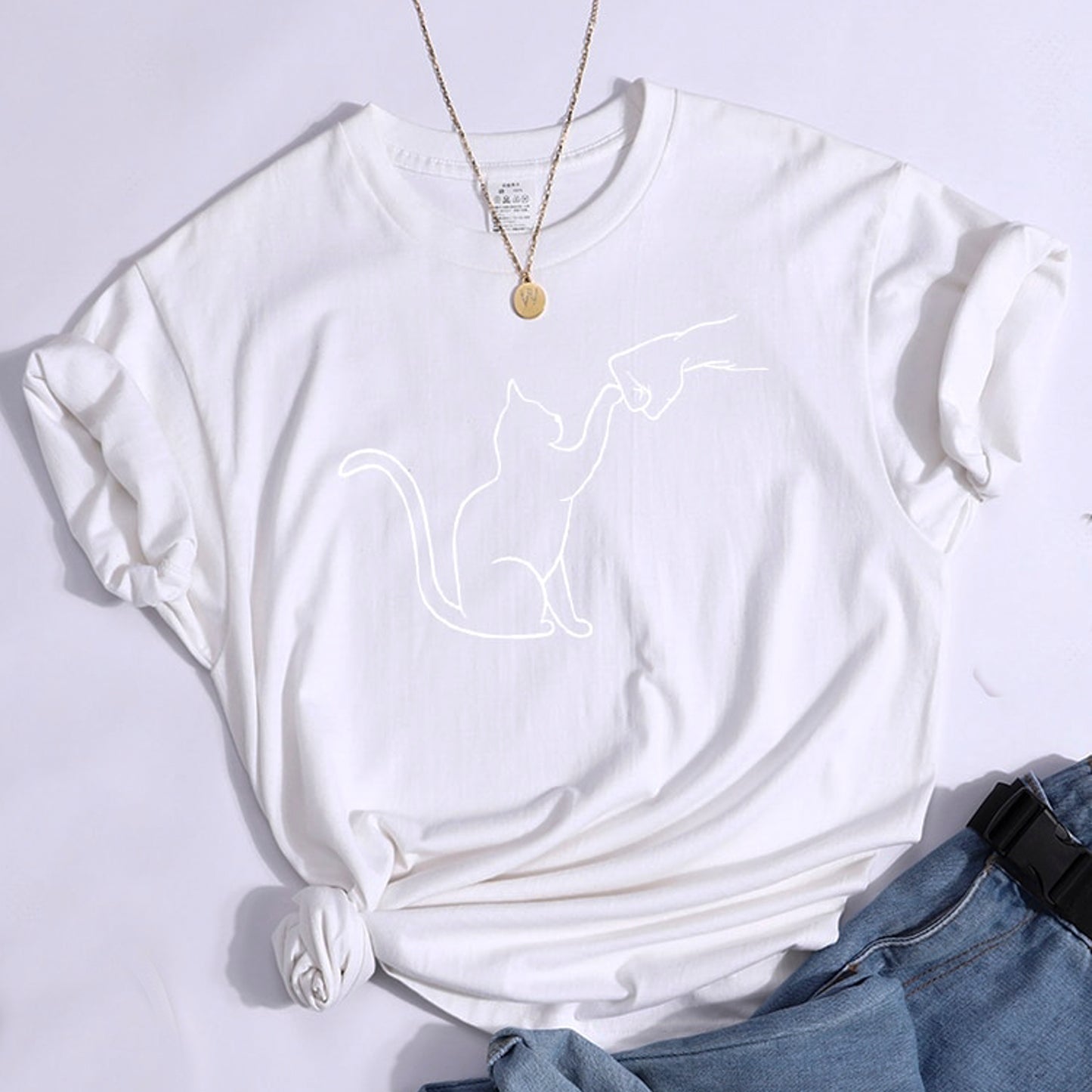 グータッチする猫のイラストがプリントされたTシャツのホワイト