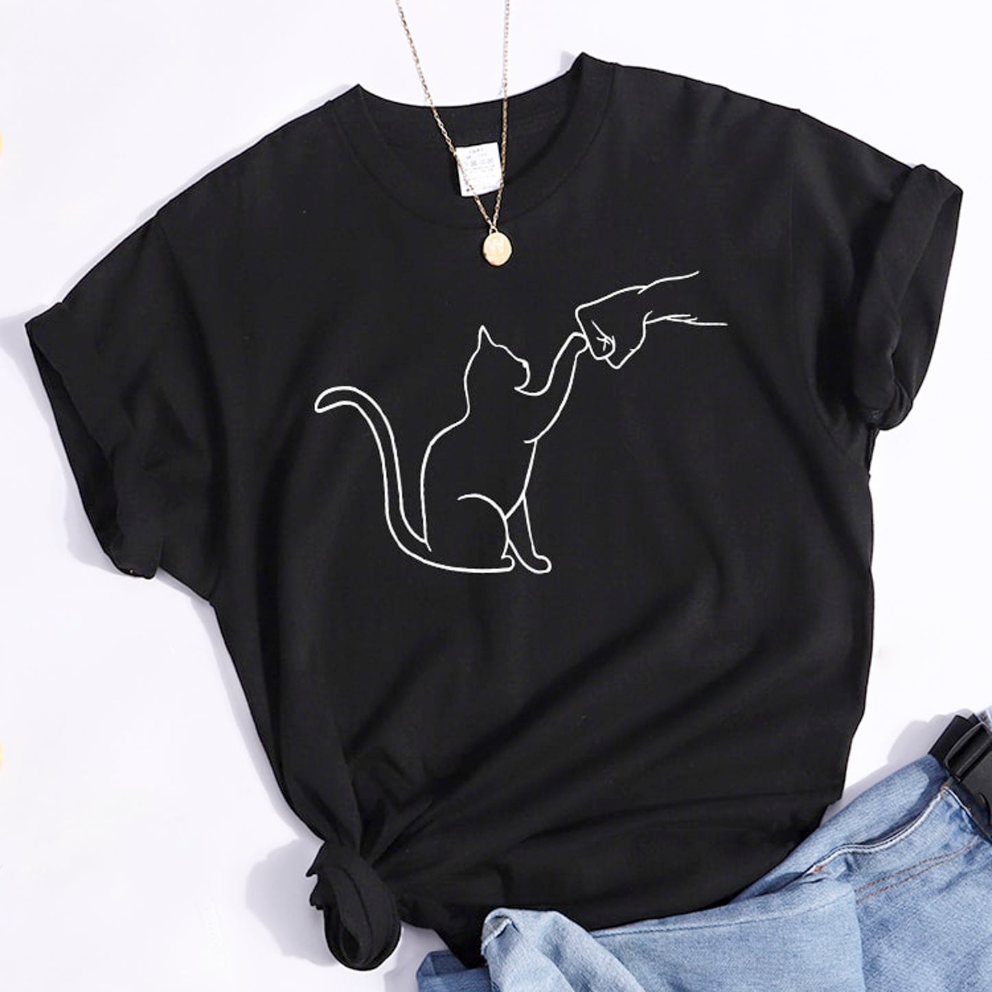 グータッチする猫のイラストがプリントされたTシャツの黒