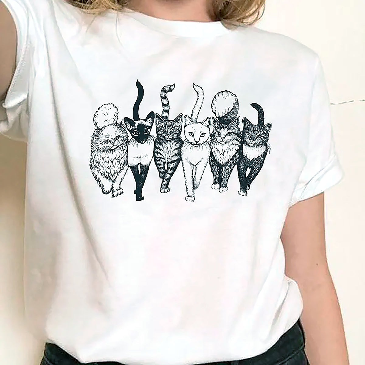 猫ギャングのイラストがプリントされたTシャツの着衣写真2