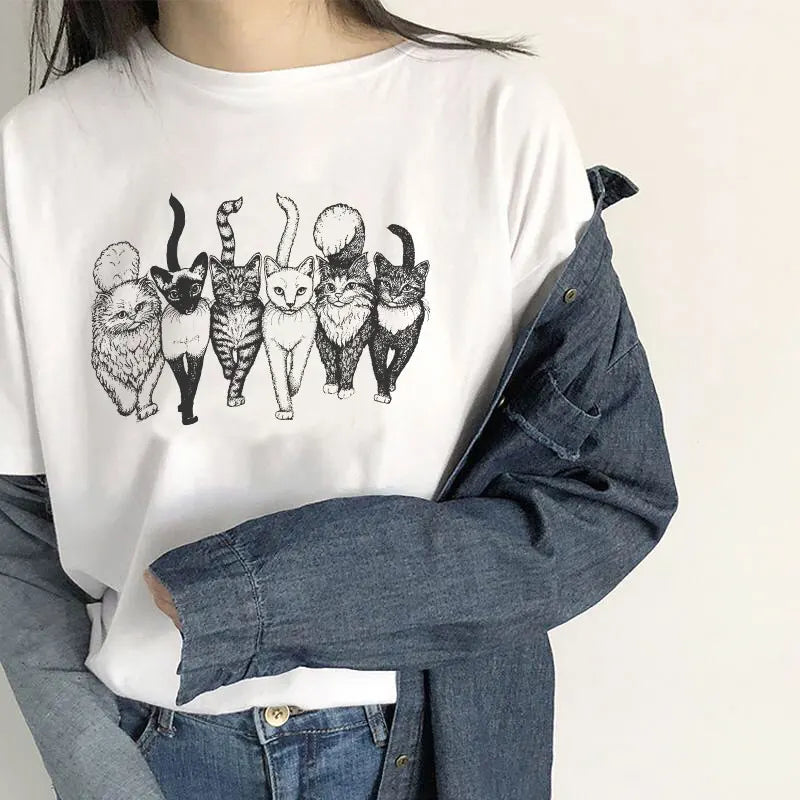 猫ギャングのイラストがプリントされたTシャツの着衣写真1