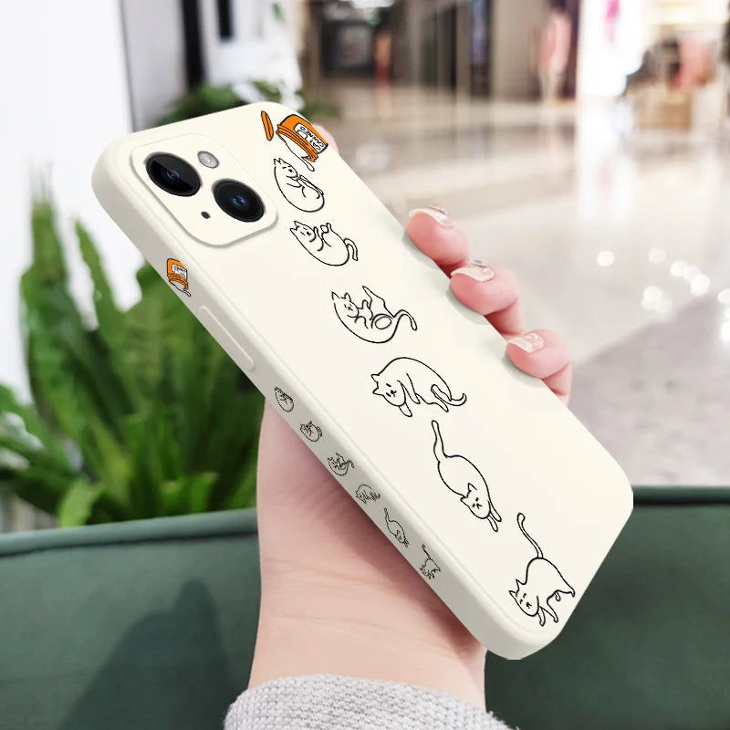 猫イラストのiphoneケースの白を手に持つ