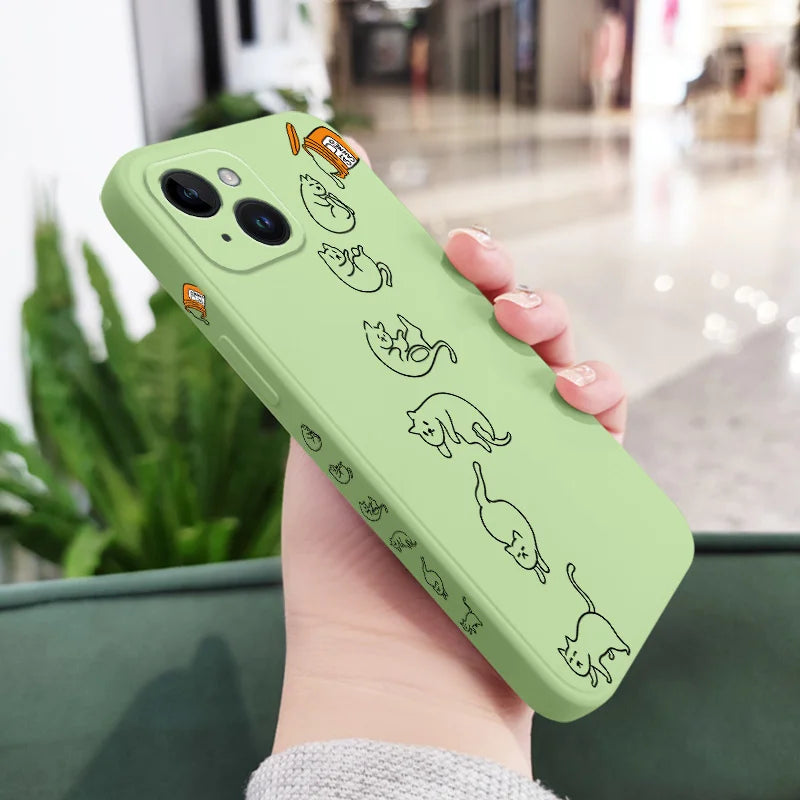 猫イラストのiphoneケースのライトグリーンを手に持つ