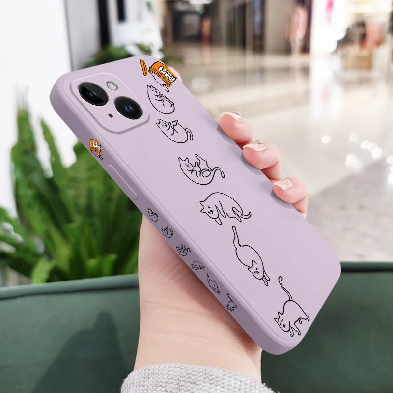 猫イラストのiphoneケースのライトパープルを手に持つ