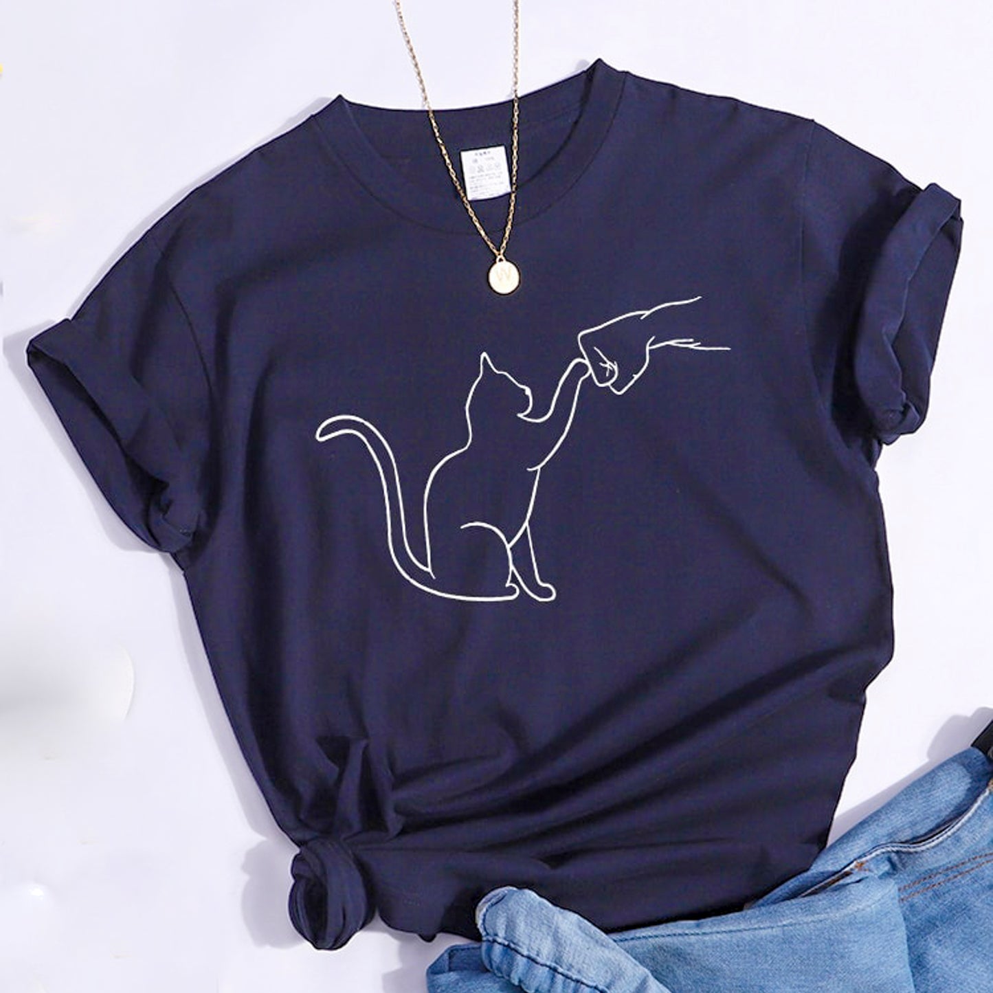グータッチする猫のイラストがプリントされたTシャツのネイビー