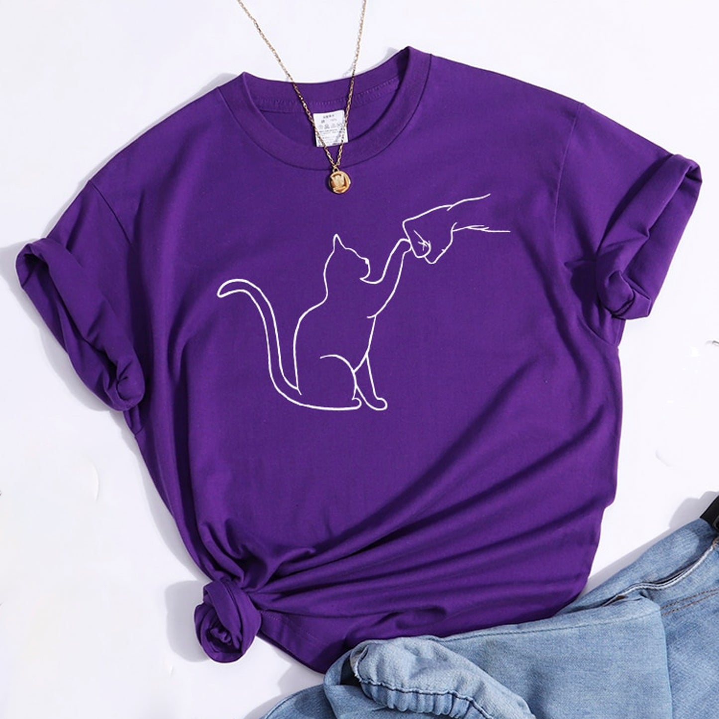 グータッチする猫のイラストがプリントされたTシャツのパープル