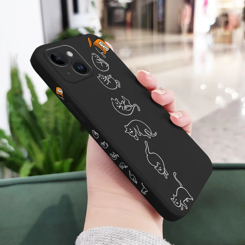 猫イラストのiphoneケースの黒を手に持つ