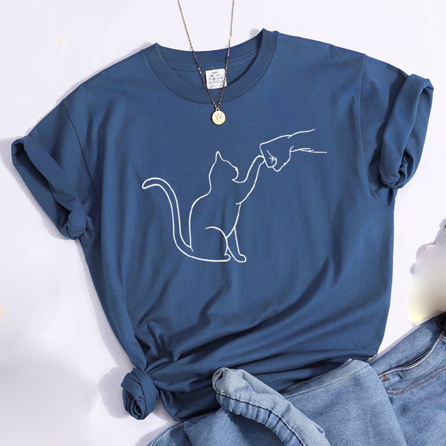 グータッチする猫のイラストがプリントされたTシャツのヘイズブルー