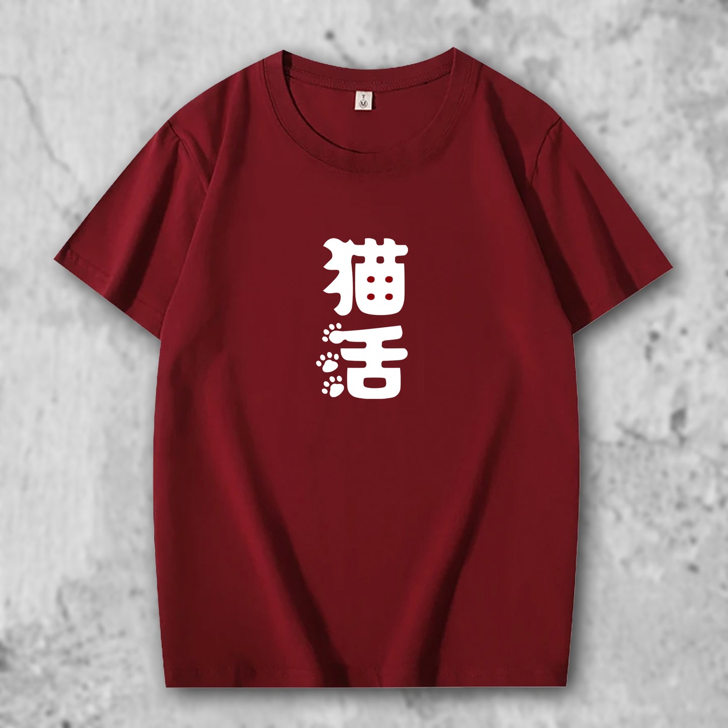 猫活1のロゴがプリントされたTシャツのクリムゾン