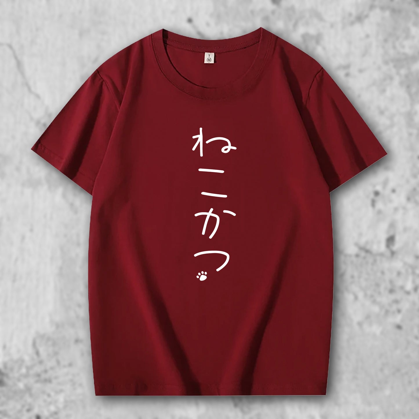 猫活3のロゴがプリントされたTシャツのクリムゾン
