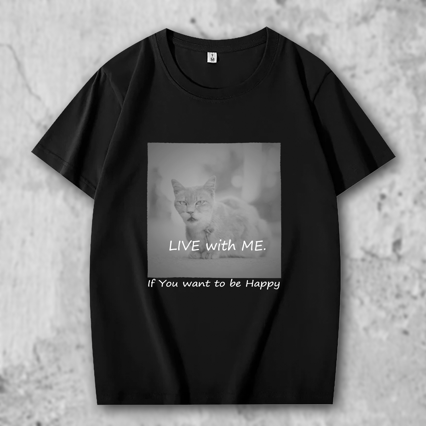 猫の写真がプリントされたTシャツの黒