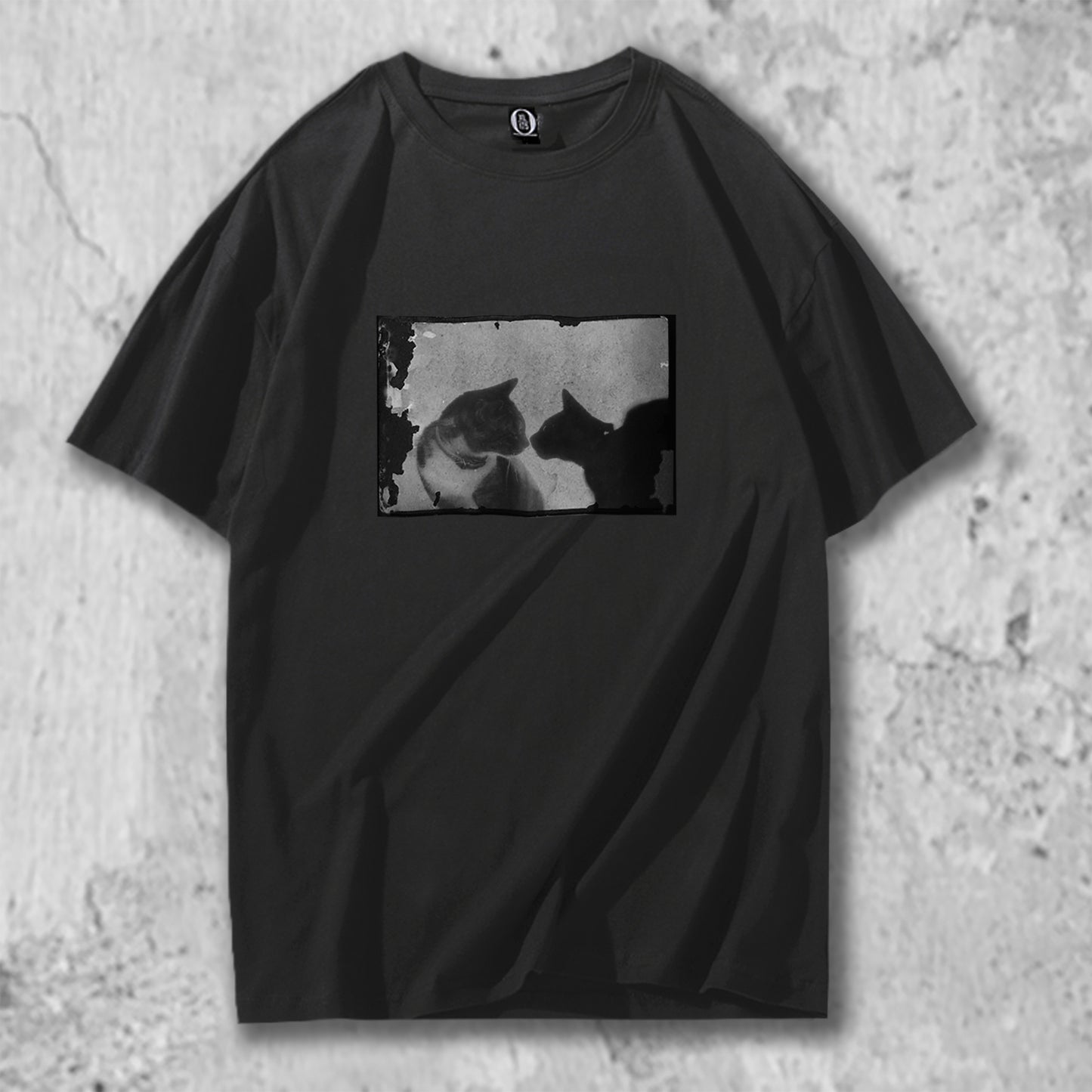 猫フォトがフロントにプリントされたTシャツの黒