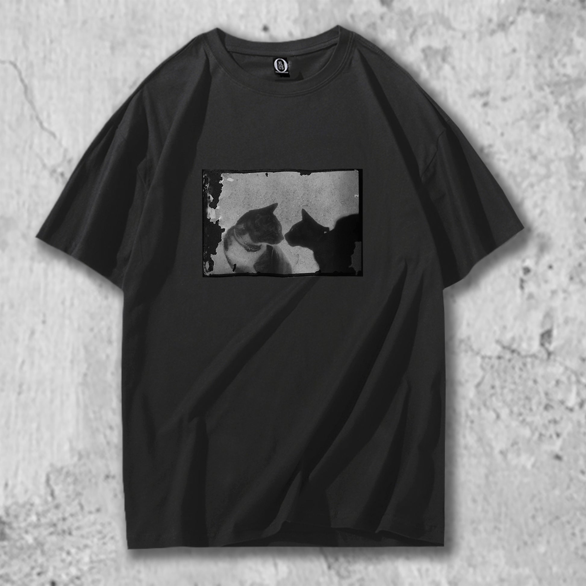 猫フォトがフロントにプリントされたTシャツの黒