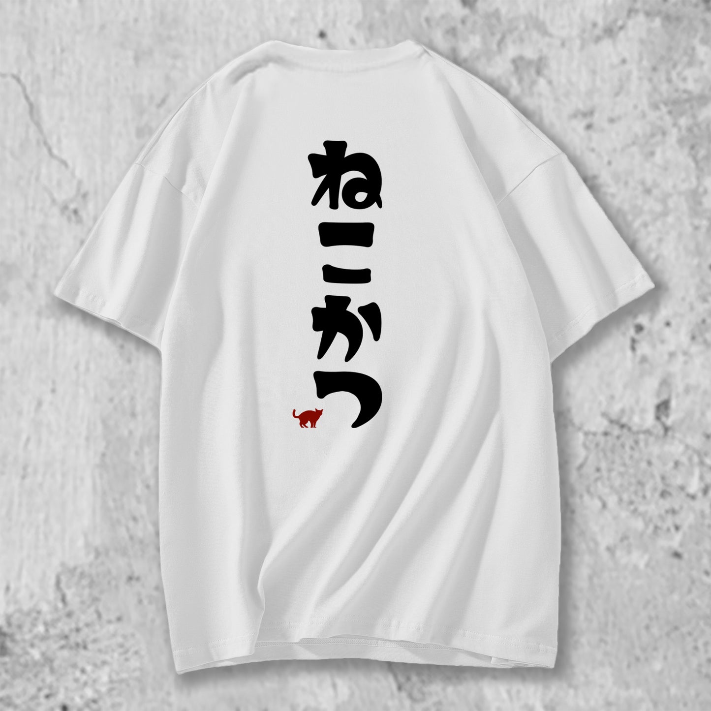 ねこかつのロゴがバックプリントされたTシャツの白