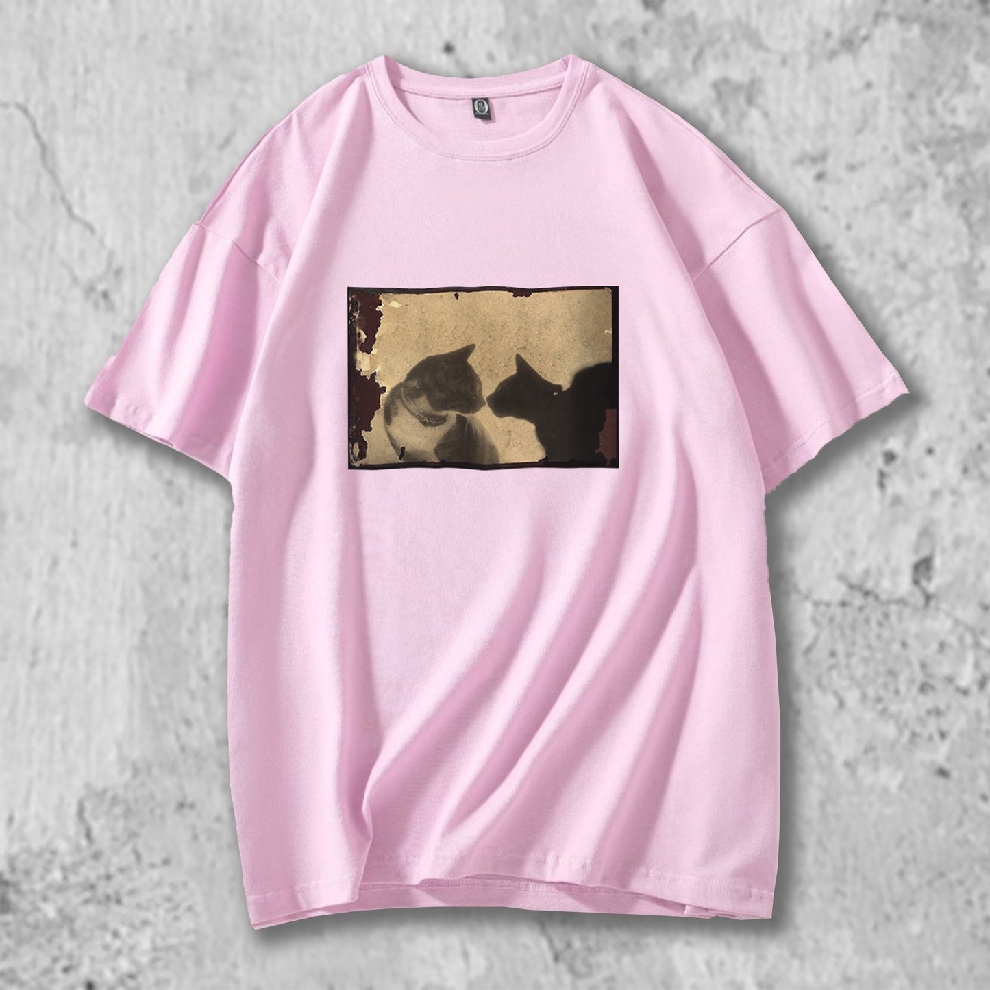 猫フォトがフロントにプリントされたTシャツのピンク
