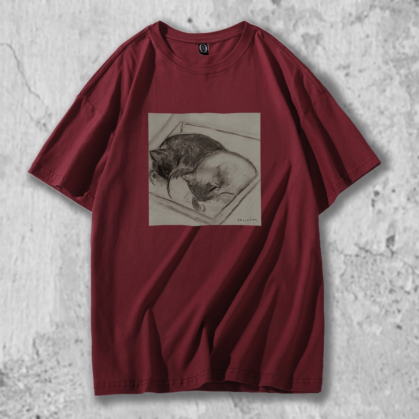 眠る猫のイラストがプリントされたTシャツのバーガンディ