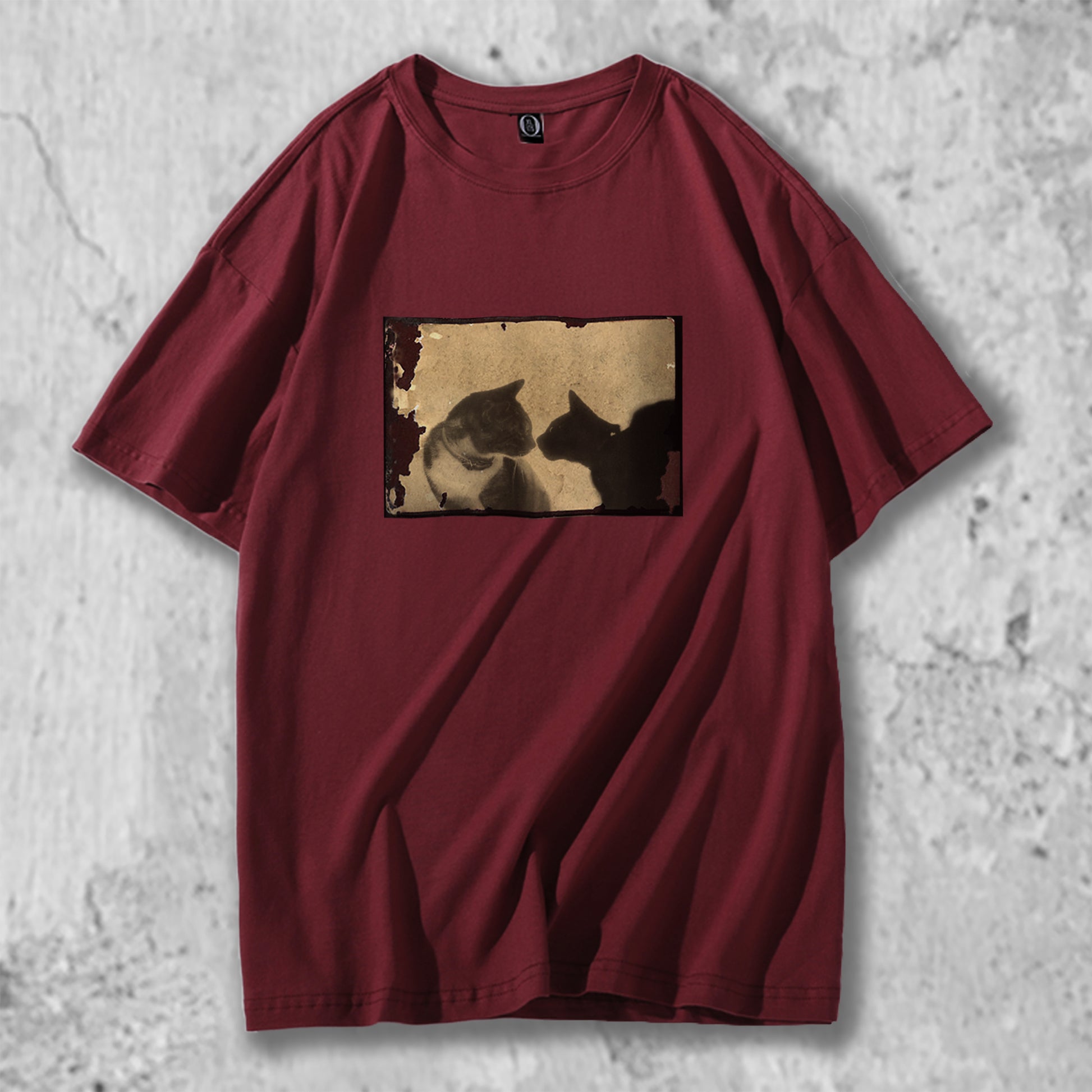 猫フォトがフロントにプリントされたTシャツのバーガンディ