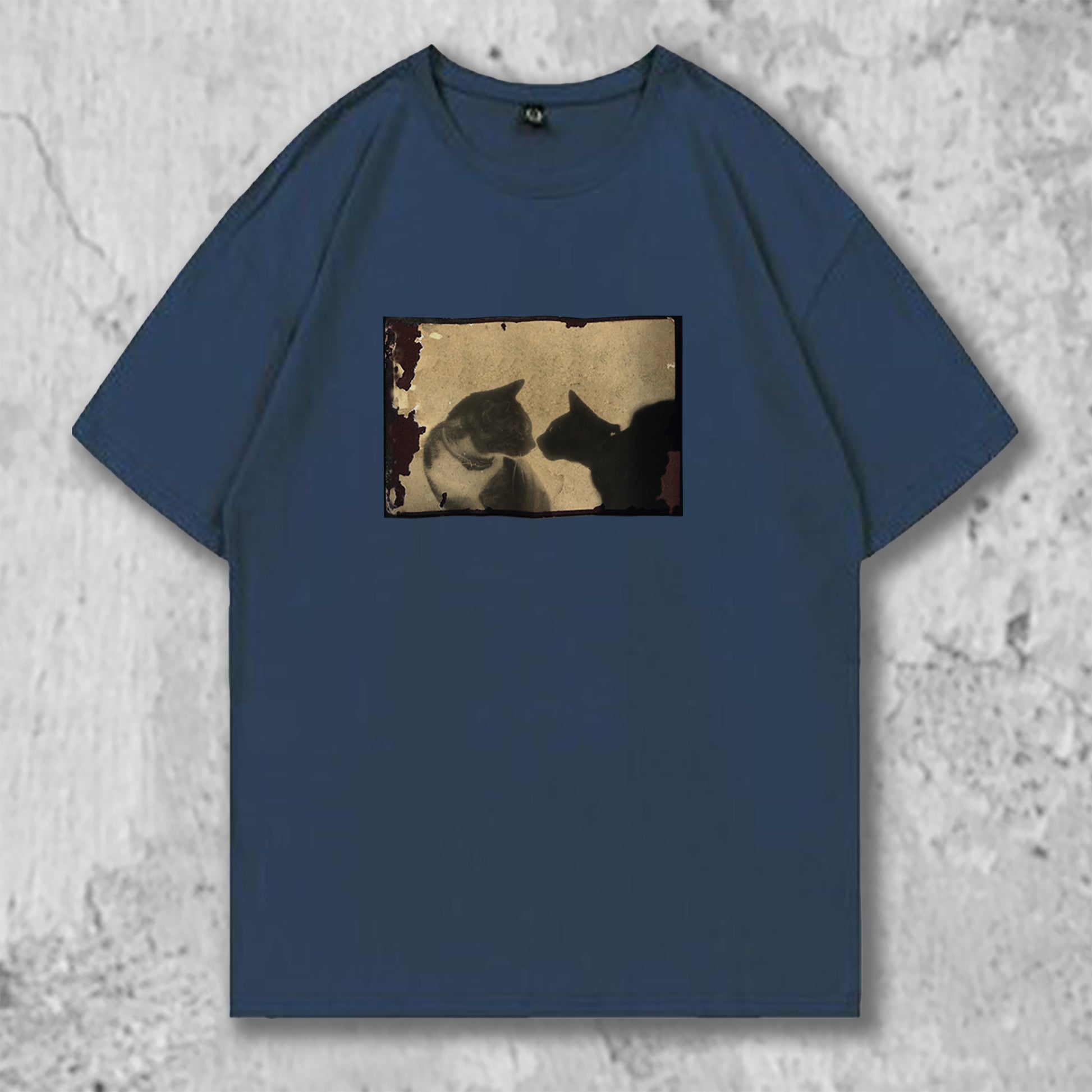 猫フォトがフロントにプリントされたTシャツのネイビーブルー