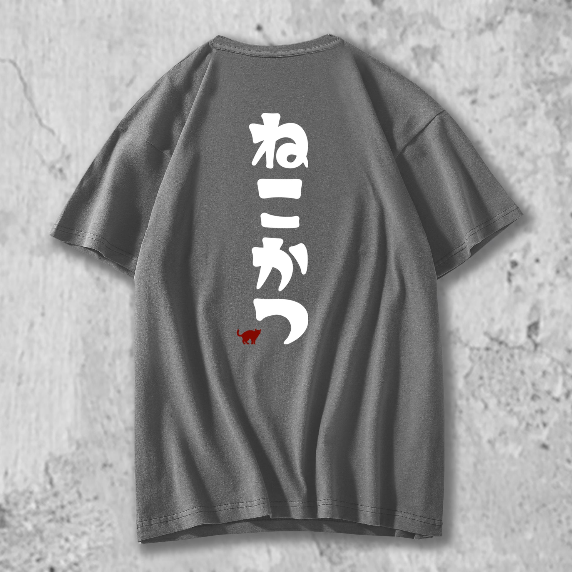 ねこかつのロゴがバックプリントされたTシャツのグレー