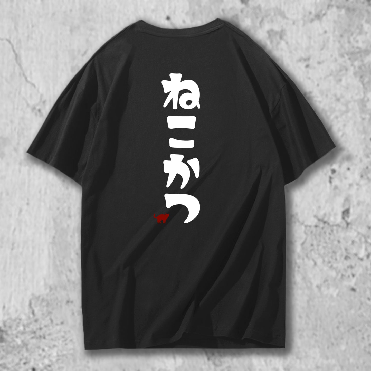 ねこかつのロゴがバックプリントされたTシャツの黒