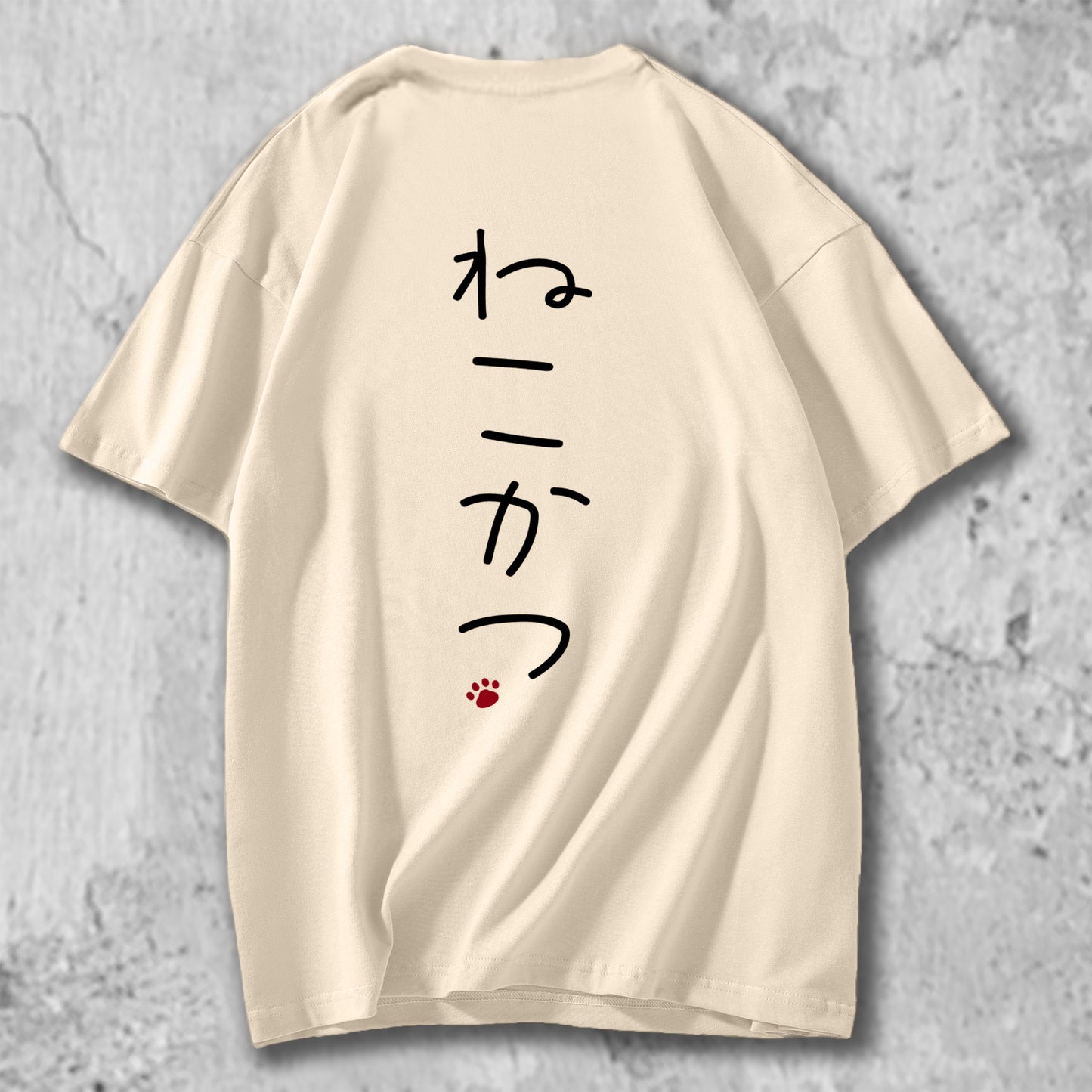 ねこかつのロゴがバックプリントされたTシャツのベージュ