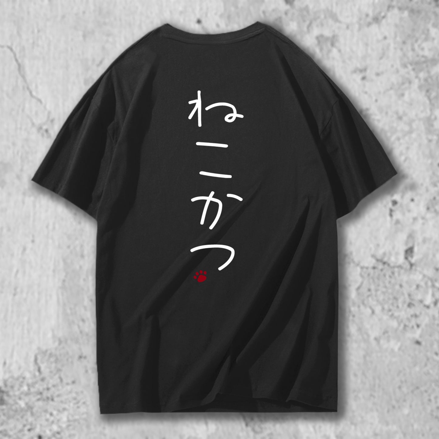 ねこかつのロゴがバックプリントされたTシャツの黒