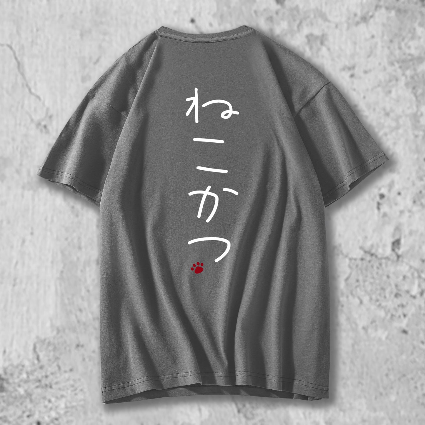 ねこかつのロゴがバックプリントされたTシャツのダークグレー
