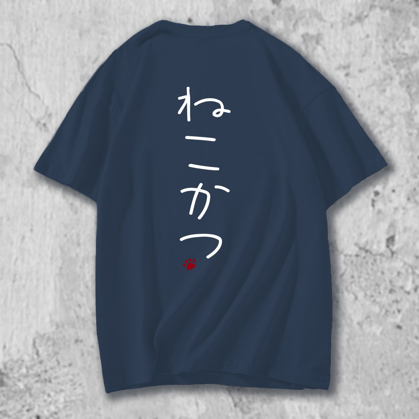 ねこかつのロゴがバックプリントされたTシャツのネイビー