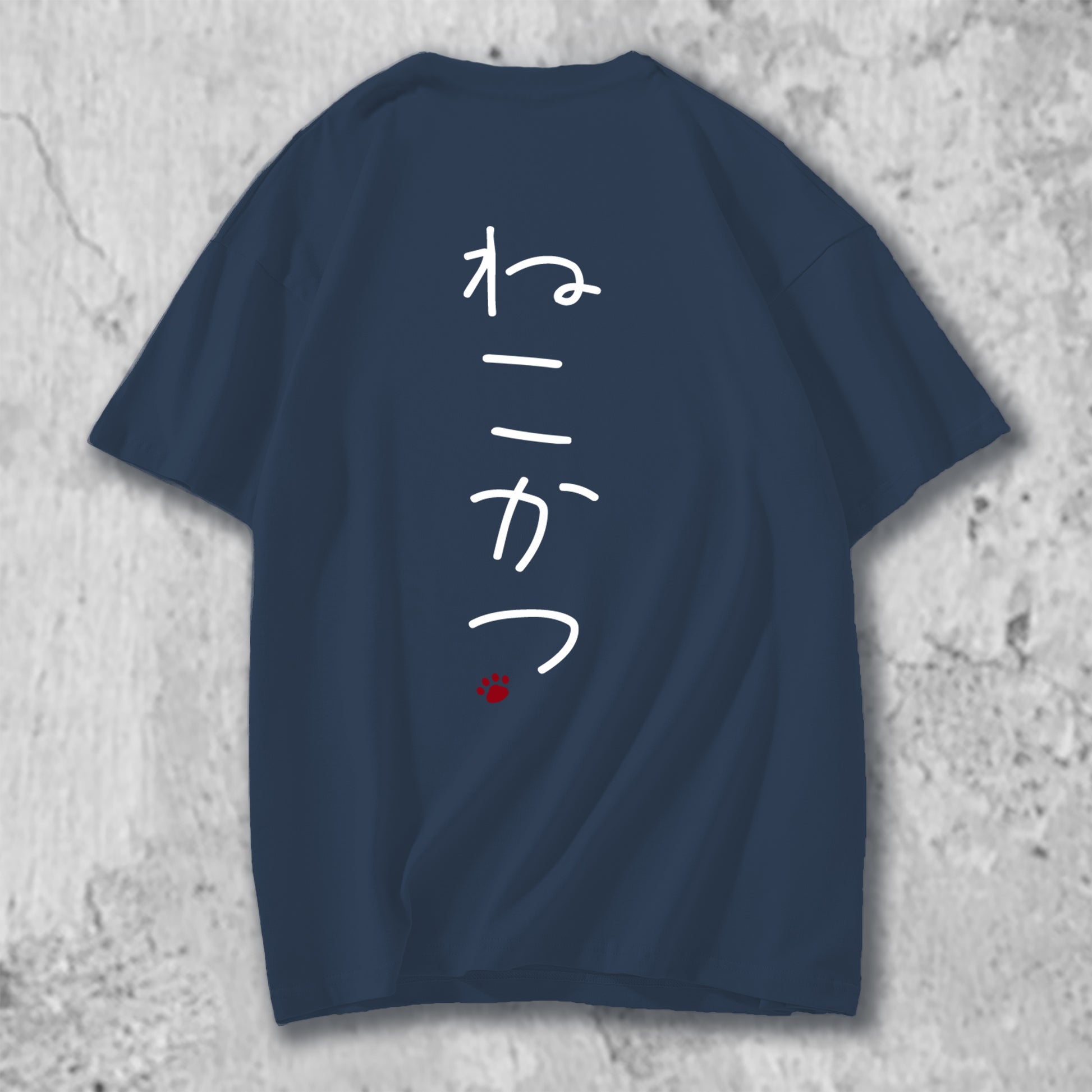 ねこかつのロゴがバックプリントされたTシャツのネイビー