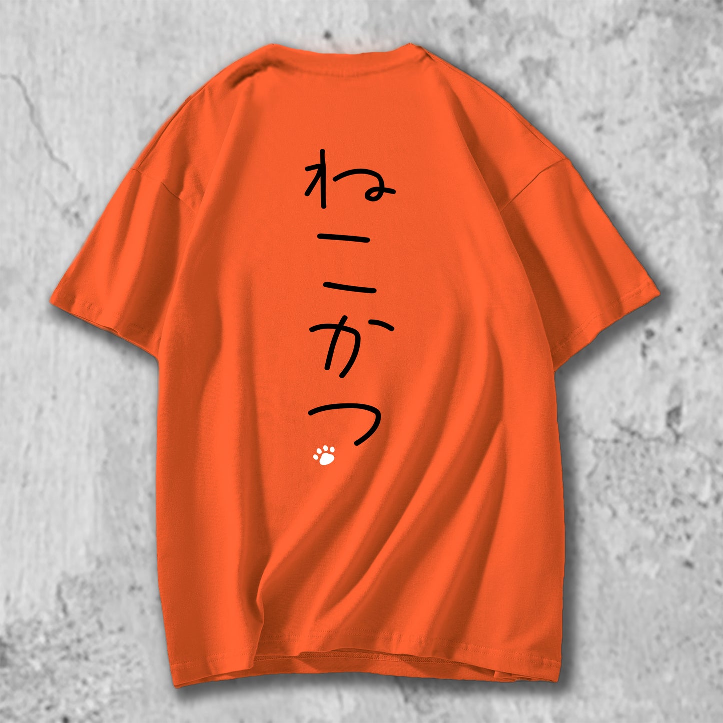 ねこかつのロゴがバックプリントされたTシャツのオレンジ
