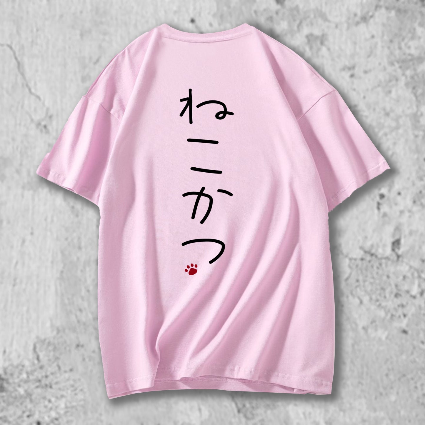 ねこかつのロゴがバックプリントされたTシャツのピンク