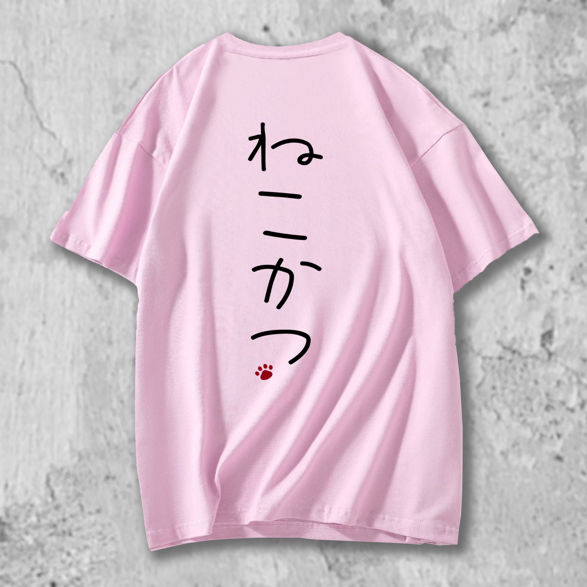 ねこかつのロゴがバックプリントされたTシャツのピンク