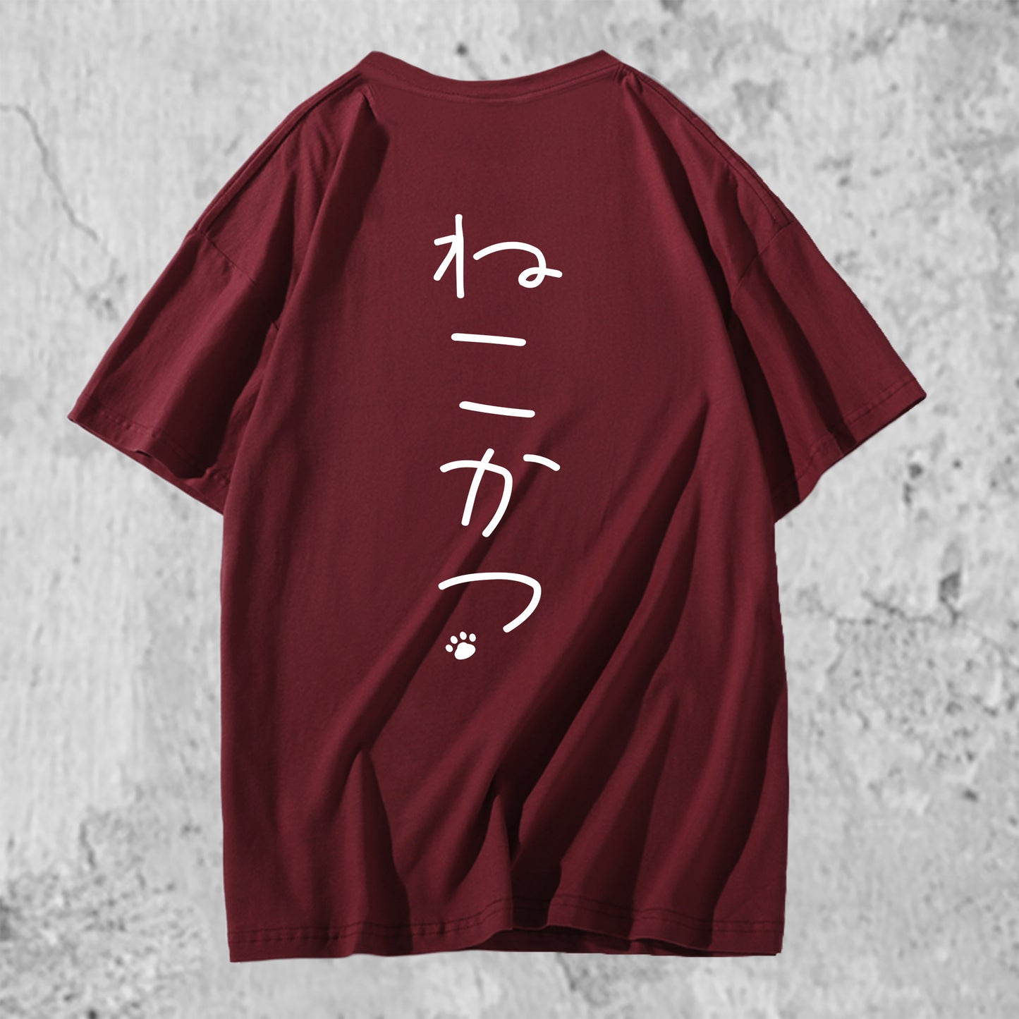 ねこかつのロゴがバックプリントされたTシャツのバーガンディ
