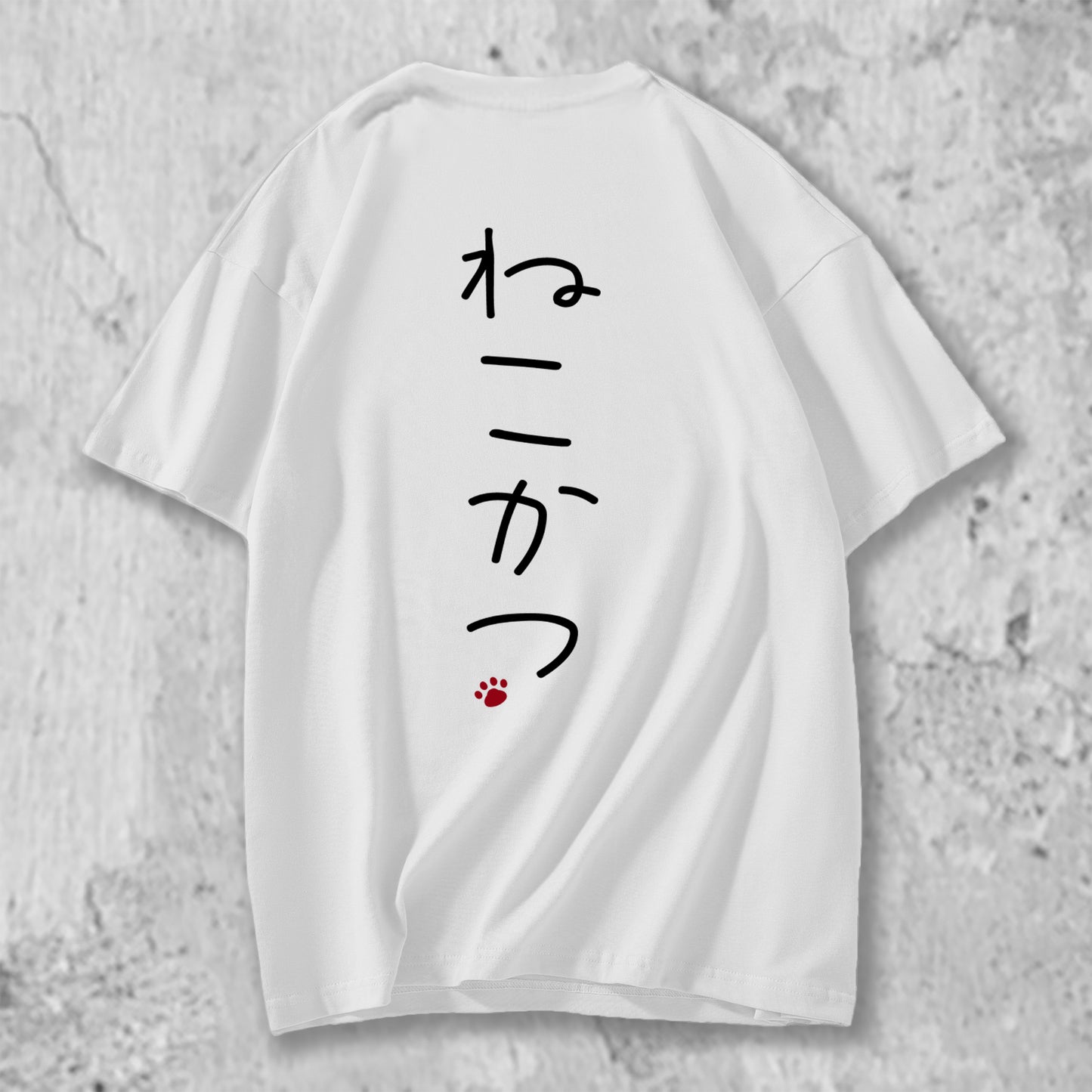 ねこかつのロゴがバックプリントされたTシャツの白