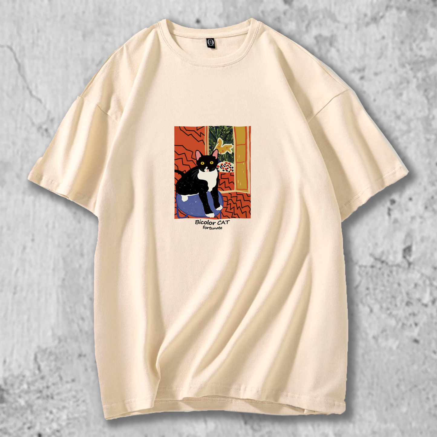 猫の絵がプリントされたTシャツのベージュ