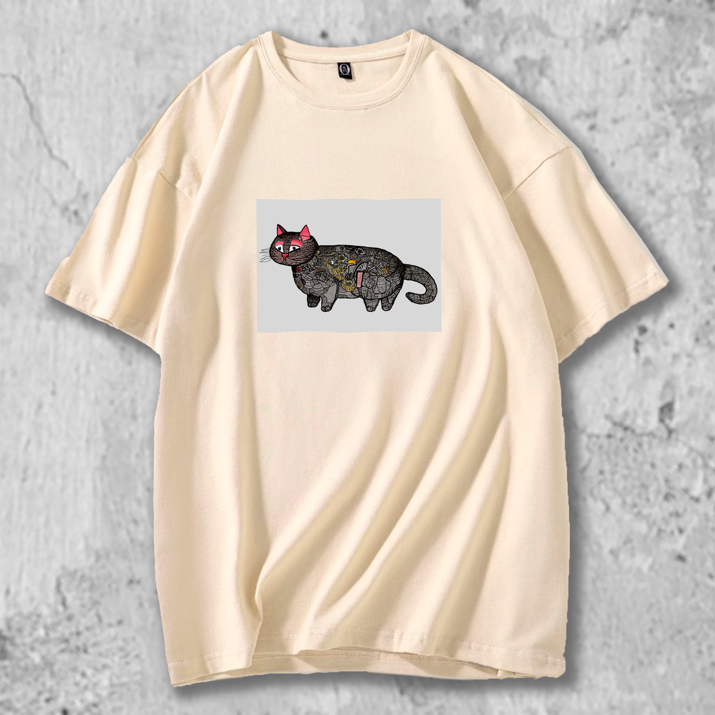 パッチワーク猫のイラストがプリントされたTシャツのベージュ