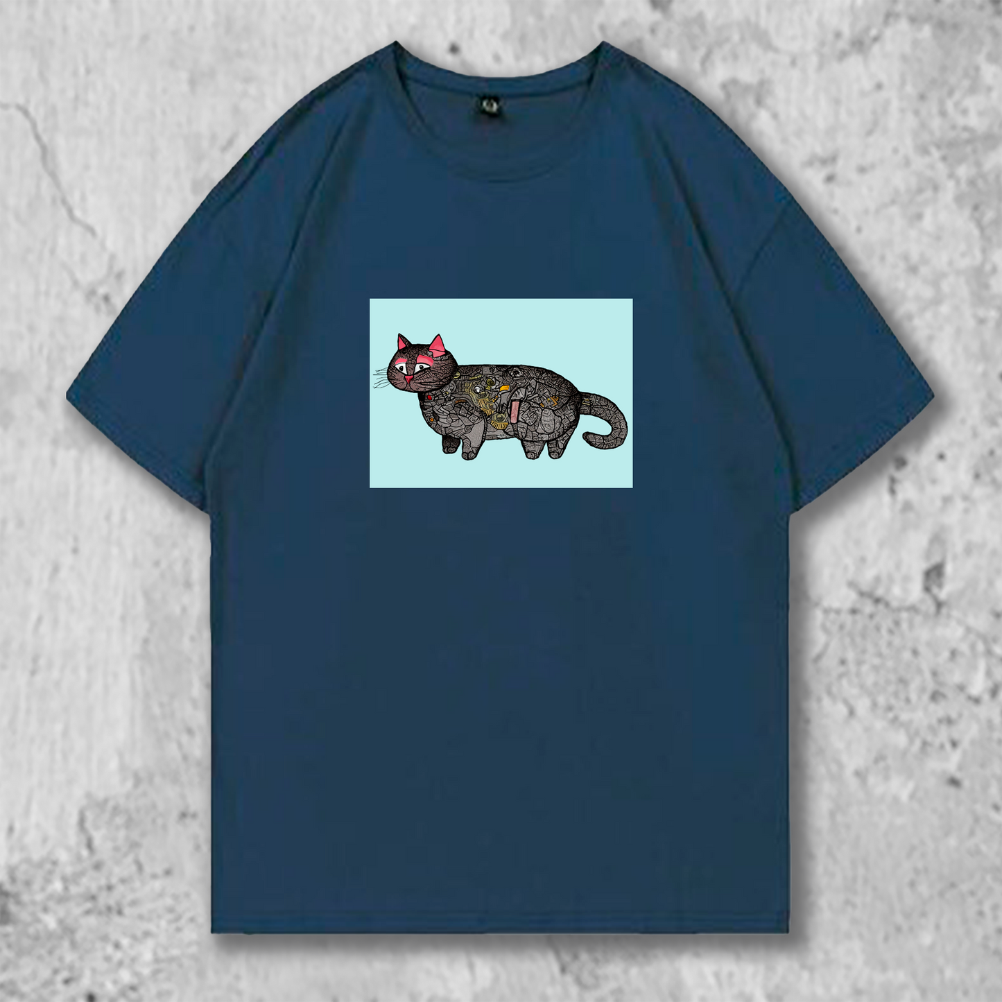 パッチワーク猫のイラストがプリントされたTシャツの紺