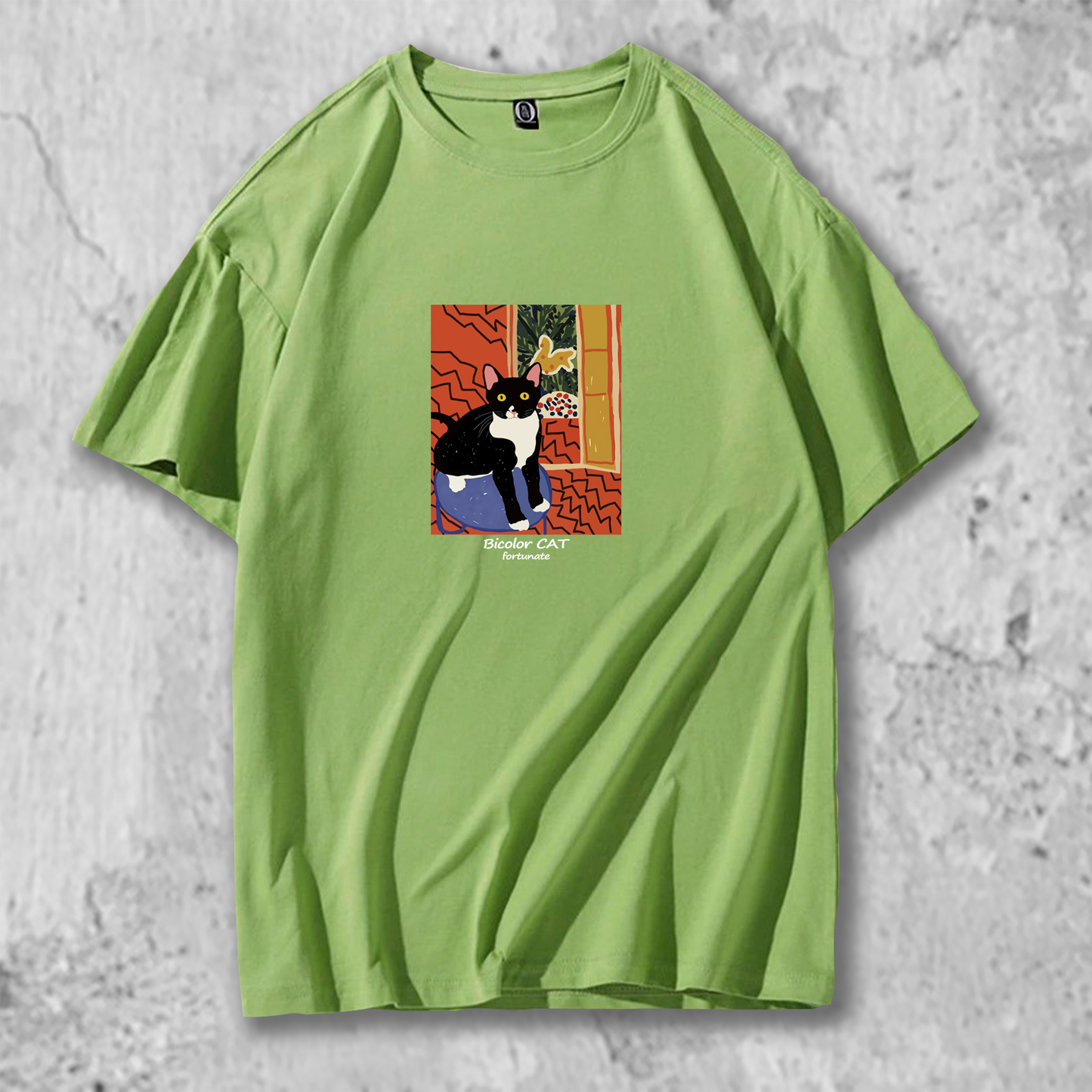 猫の絵がプリントされたTシャツのグリーン