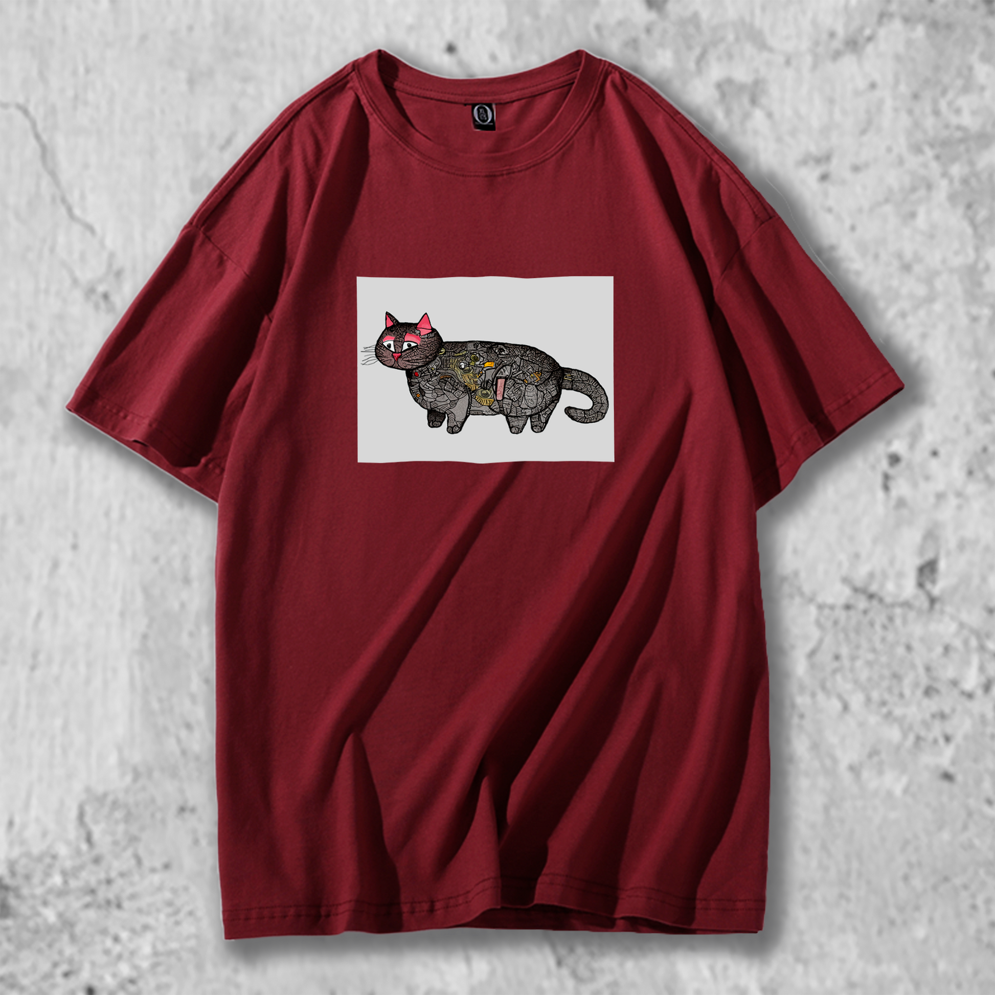 パッチワーク猫のイラストがプリントされたTシャツの赤