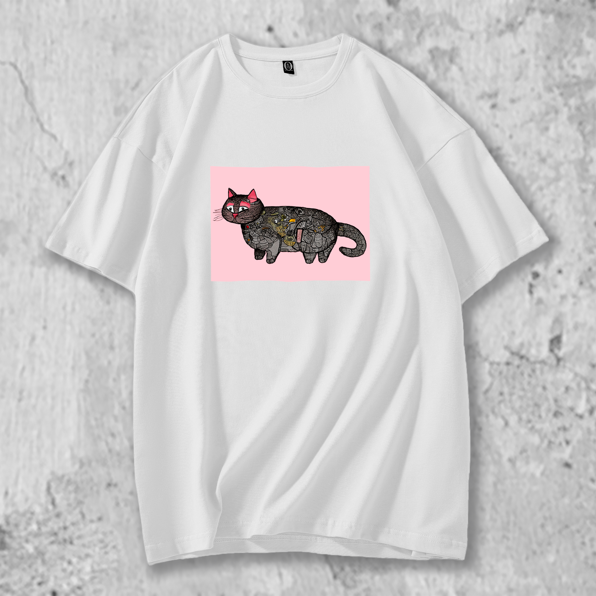 パッチワーク猫のイラストがプリントされたTシャツの白