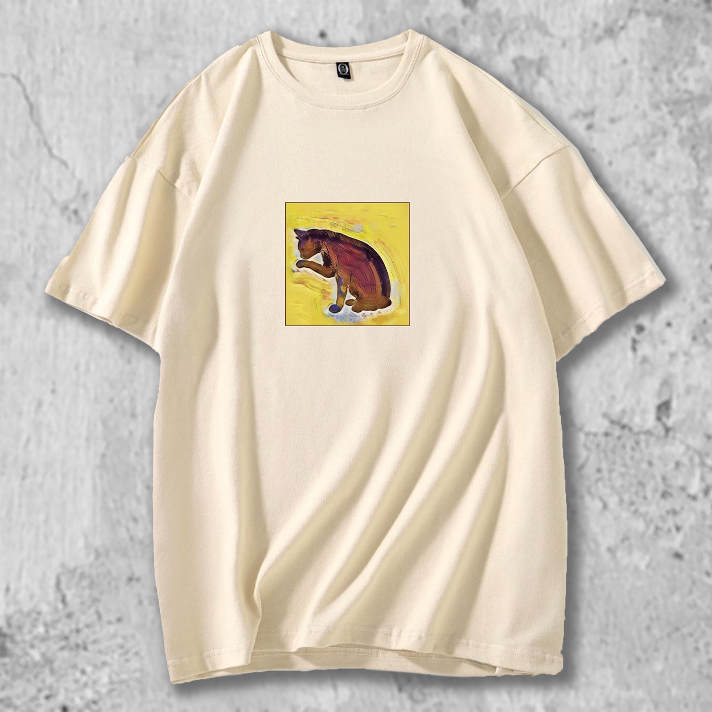 手を舐める猫のイラストがプリントされたTシャツのベージュ