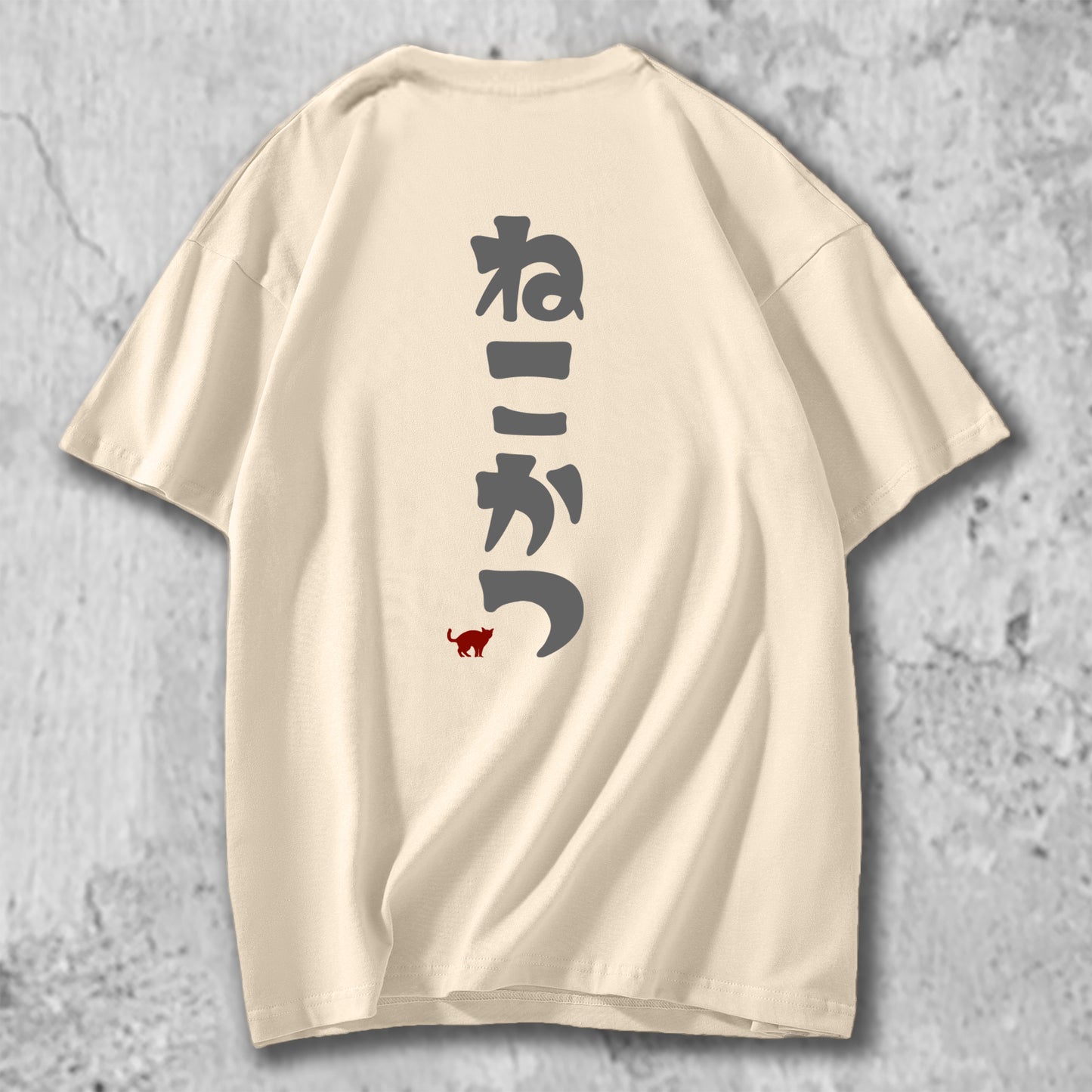 ねこかつのロゴがバックプリントされたTシャツのベージュ
