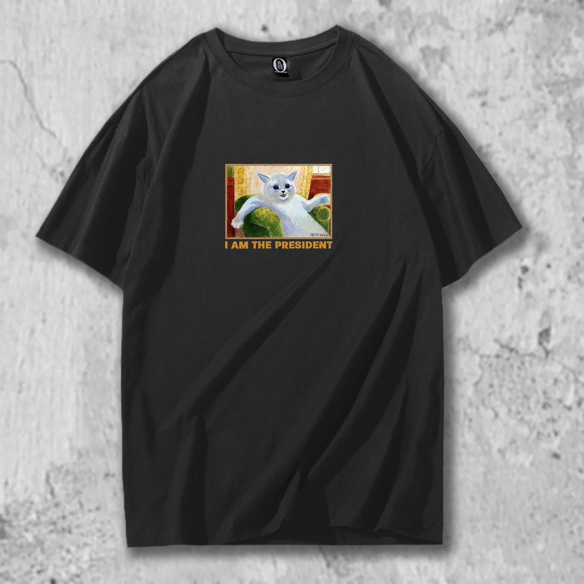 白猫のイラストがプリントされたTシャツの黒
