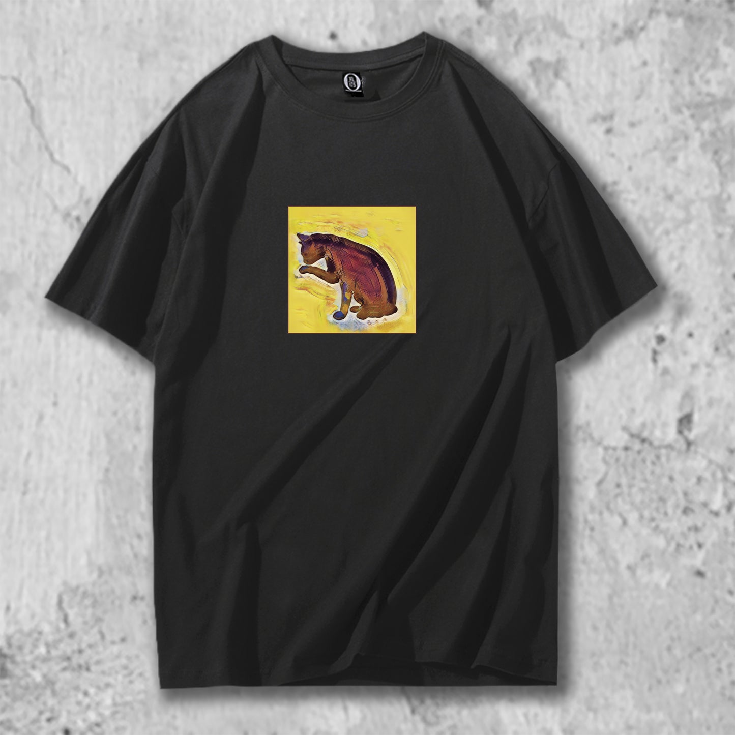 手を舐める猫のイラストがプリントされたTシャツの黒