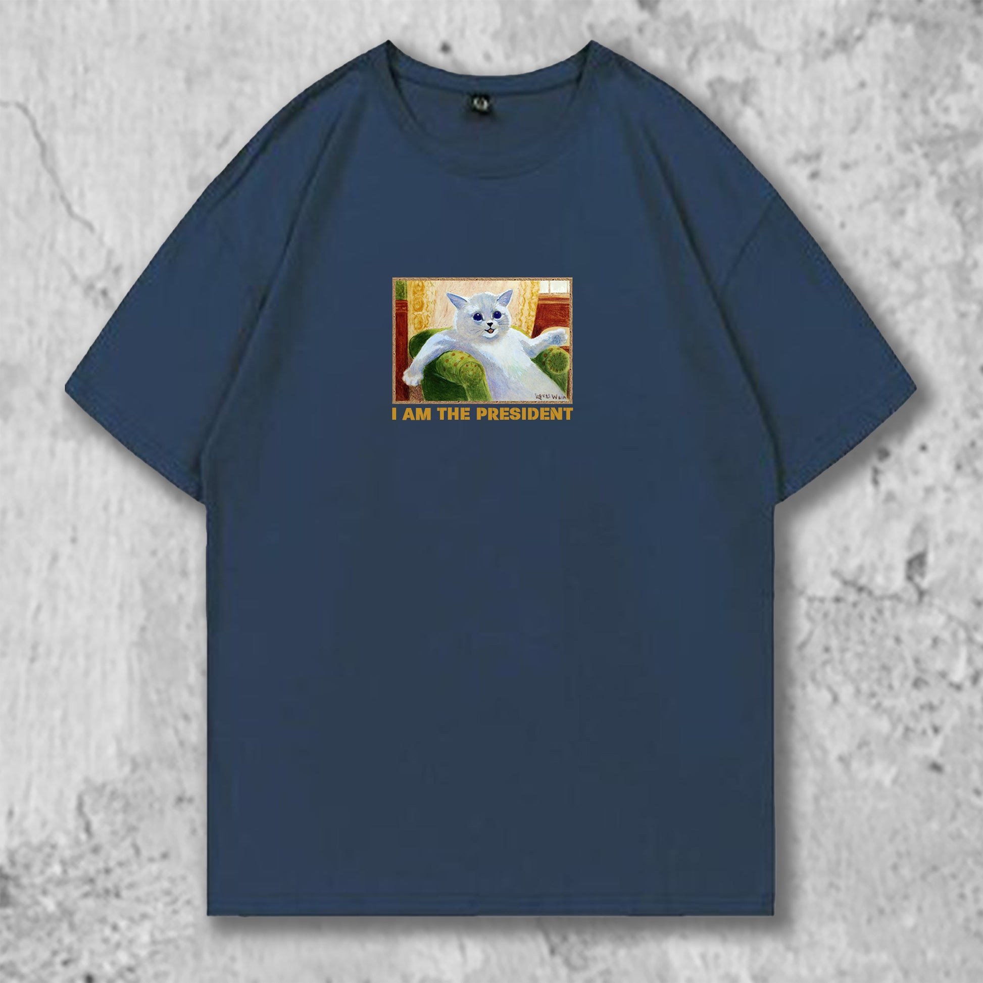 白猫のイラストがプリントされたTシャツのネイビーブルー