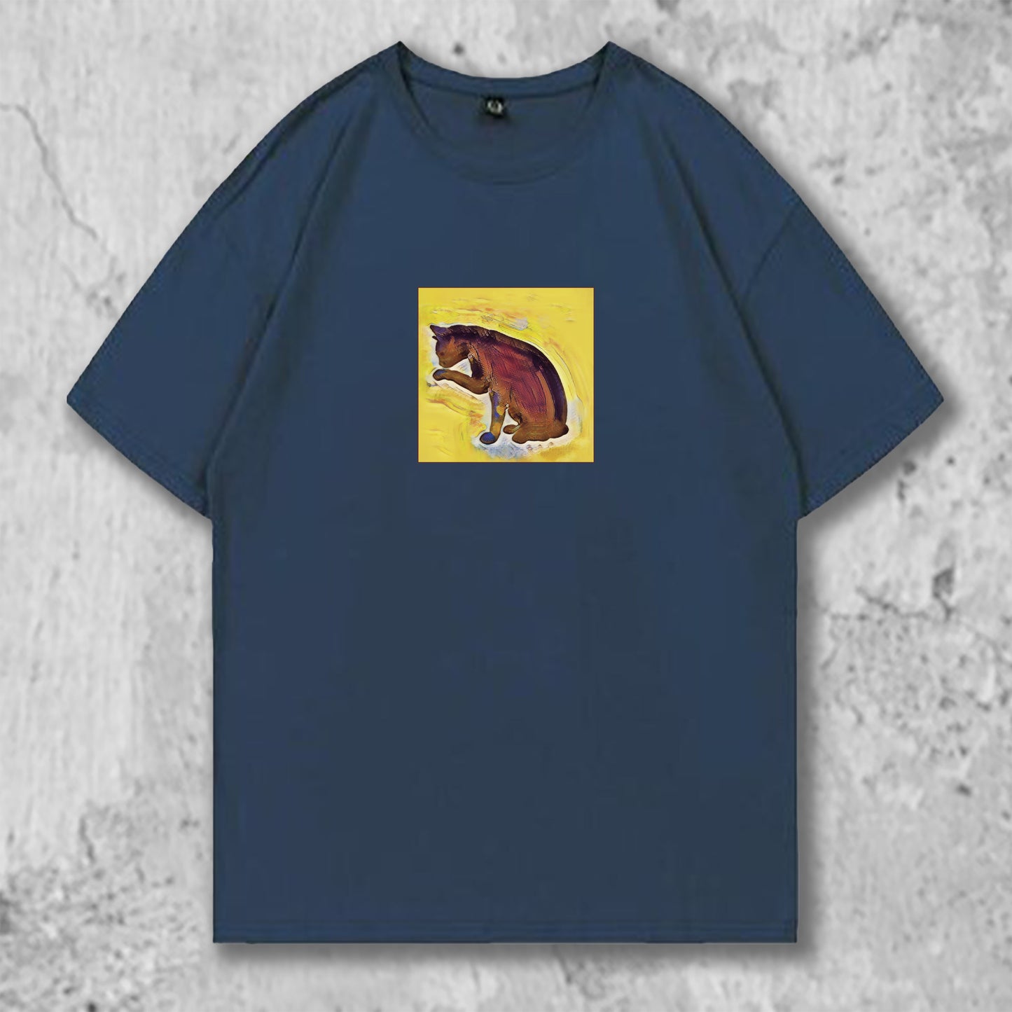 手を舐める猫のイラストがプリントされたTシャツのネイビブルー