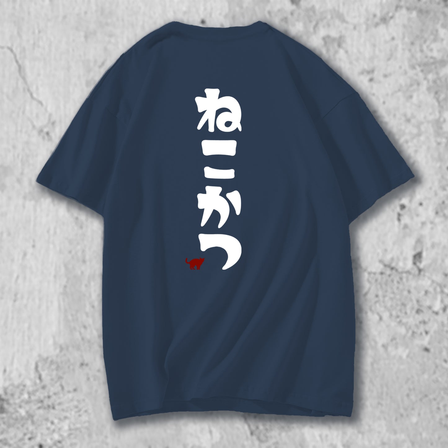 ねこかつのロゴがバックプリントされたTシャツのネイビー