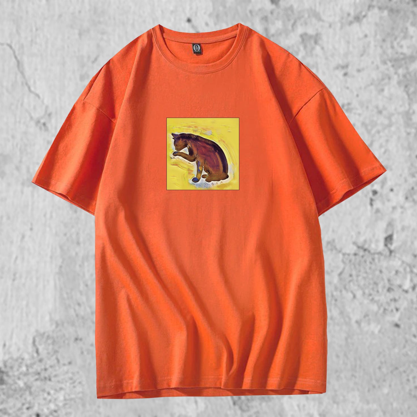 手を舐める猫のイラストがプリントされたTシャツのオレンジ